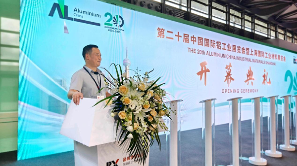 范总上台演讲