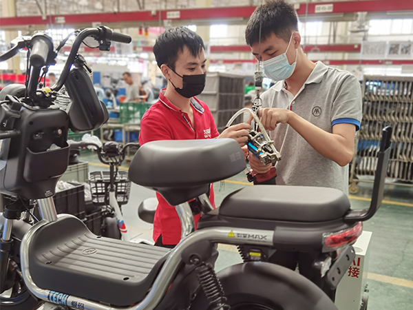 强强联合：速耐自动拉钉机携手爱玛打造中国“智造”电动自行车
