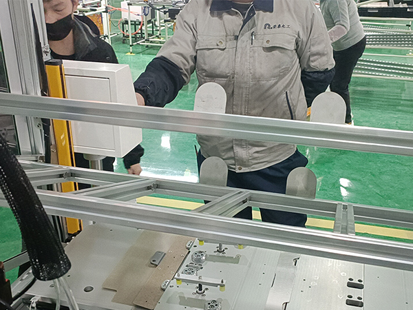 速耐汽车配件铆接的自动拉钉机成功为荣泰电工提供铆接解决方案