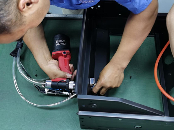 国艺员工使用速耐用于包装箱的自动拉钉机